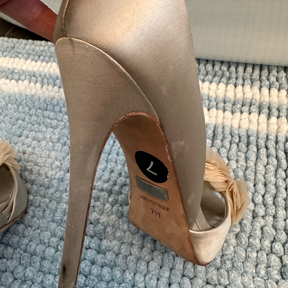 Badgley Mischka Champagne Satin Heels Size 7 - Picture 7 of 7